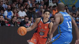 Pacheco, con el bal&oacute;n, ante la defensa de Granger