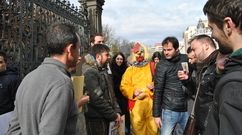 La pita bablista, a las puertas de la Junta General.