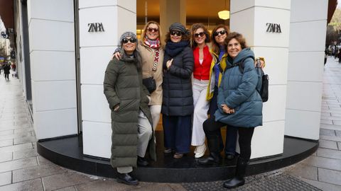 Un grupo de madrile�as en el Zara de Juan Fl�rez, el primero del mundo, en su �ltima d�a de actividad