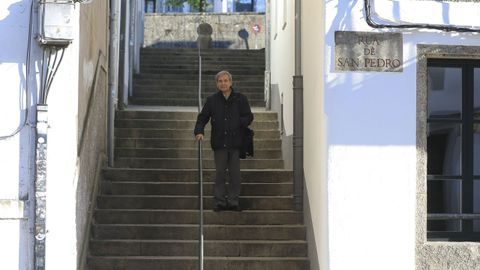 Eugenio Gonzlez, vicario de la parroquia de San Pedro, en la escalera de la ra da Carricova