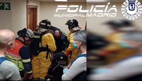 Rescate de la mujer en su vivienda llena de basura