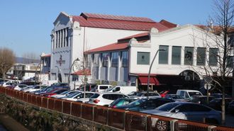 Imaxe de arquivo de coches estacionados a car�n da praza de abastos de Vilagarc�a de Arousa