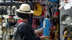Imagen de archivo de una turista en una tienda