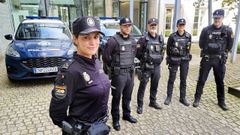 La inspectora y jefa del Grupo Operativo de Prevenci�n de la Delincuencia (GOPD), en primer plano, con otros agentes a las puertas de la comisar�a de Vigo.