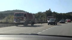 Los bomberos forestales, en el lugar en el que se produjo el incendio, en una fotograf�a hecha desde dentro de un coche