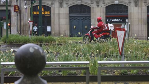 Un repartidor propio de Telepizza, de las pocas empresas que mantienen sus propias motos en Compostela.