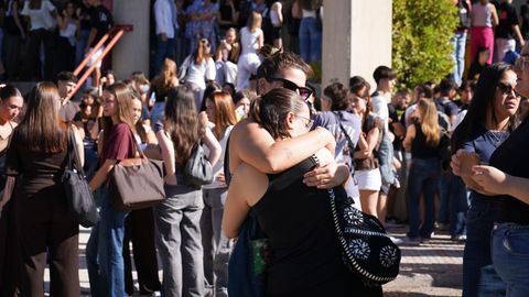 Participantes en el minuto de silencio convocado por la Universidad de Granada en memoria de la estudiante Claudia Tacoronte Aguilera, asesinada en M�xico