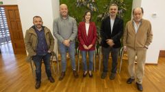 Diego Iglesias, Iv�n Andrade, Ver�nica Bol�n, Daniel P�rez y Chano Calvo, durante la presentaci�n del programa de divulgaci�n realizada ayer en el sal�n de pleno del Concello de Carballo