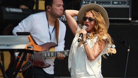 La mexicana Paulina Rubio durante su actuaci�n en el concierto en el puente fronterizo de Tienditas, en C�cuta (Colombia)