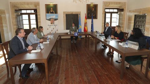 El presidente del Principado, Adri�n Barb�n, preside la reuni�n del Consejo de Gobierno, celebrada en el Palacio del Marqu�s de Casa Estrada de Martimporra, en Bimenes