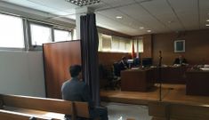 Imagen del polic�a, ayer, en el banquillo de los acusados del Juzgado de lo Penal. 