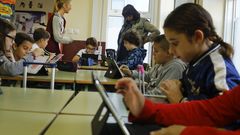 Escolares utilizando las nuevas tecnolog�as en su trabajo en el colegio