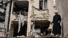 Un cl�rigo trabaja en un edificio bombardeado en la madrugada por Estados Unidos e Israel