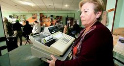 Pilar Pazos sostiene la caja registradora que se llevaron los cacos, y que apareci� rota y desvalijada pocas horas despu�s.