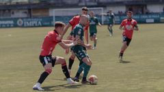 David Ferreiro tratando de mantener la posesi�n del bal�n, presionado por uno de los jugadores del M�rida