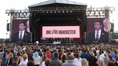 El alcalde de Manchester, Andy Burnham, durante su intervencin al comienzo del concierto