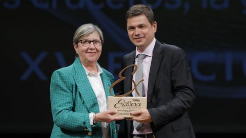 Mejor compa��a de turismo fluvial. La conselleira do Mar, Rosa Quintana, entreg� el reconocimiento a Tom�s Fern�ndez, director general de Croisi Europe.