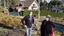 Los afectados por la okupación de la vivienda, delante de la casa de Moaña
