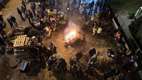 Los trabajadores del campo, el domingo a �ltima hora, dispuestos a pasar otra noche en la  N-120