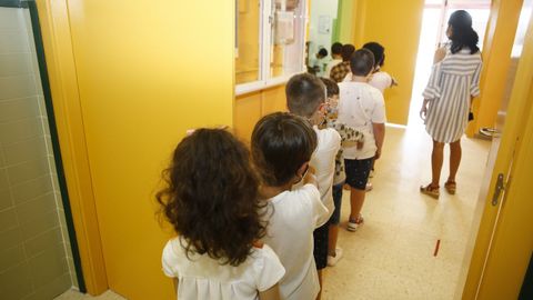 Alumnos aguardan en la cola en el CEIP Virxe do Carme de Burela