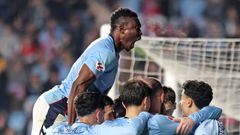 Joseph Aidoo, celebrando con sus compa�eros uno de los goles del Celta ante el Mallorca.