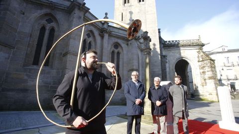 Abraham Cupeiro present&oacute; en Santa Mar&iacute;a, acompa&ntilde;ado del alcalde, Miguel Fern&aacute;ndez, del condejal Jorge Bustos y del de&aacute;n de la Catedral, Mario V&aacute;zquez