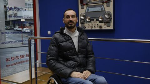 F�lix Gonz�lez, en la autoescuela Alonso de Ourense.