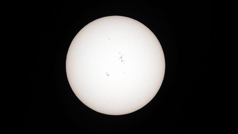 La mancha solar AR4100 ha expulsado masa coronal de su atmósfera, en dirección a la trayectoria de la Tierra
