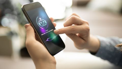 Una persona hace uso de un �chatbot� de inteligencia artificial