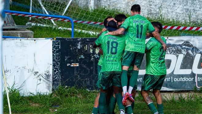 Los jugadores ourensanos, ayer de verde, celebraron en el c�rner de Miramar la el gol de estrategia de Algis�