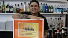 Carlos Javier Galve, de la cafeter�a Wakanda, de A Valenz�, ganador del premio del jurado profesional en el concurso Barbad�s a Bocados.