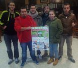 <span lang= es-es >Los organizadores</span>. Seis de los siete promotores del EMF Ponte do Porto posan con el cartel del festival que han organizado para la noche del �ltimo viernes de este mes.