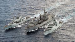 El buque con base en Ferrol, en el centro, prestando apoyo a otras dos unidades