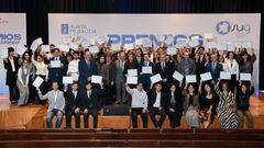 Los premiados de las distintas universidades sujetan sus diplomas.