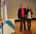 La ganadora con el alcalde.