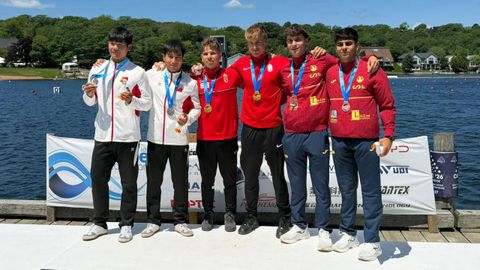 Ra�l Fern�ndez y Pedro Torrado, segundo y primero por la izquierda de la imagen, respectivamente, posando con su bronce en el podio del C2 500 Sub-23 del Campeonato del Mundo de Esprint de H�lifax (Canad�).