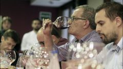 El bodeguero, Jos� Mar�a Prieto, en una cata de viejas a�adas de sus diferentes marcas 