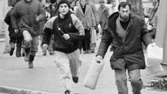 Residente Sarajevo corren ante la amenaza de ataques de francotiradores.