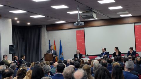 Toma de posesi�n de Carlos Paniceres como presidente de la C�mara de Comercio de Oviedo