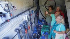 Parte de la directiva de la comunidad de usuarios de aguas de Anceu, en Ponte Caldelas, en su dep�sito principal
