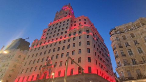 El pasado mes de julio, Telef&oacute;nica ilumin&oacute; de rojo su edificio en la Gran V&iacute;a de Madrid -que ahora vende- como apoyo a la selecci&oacute;n espa&ntilde;ola en el Mundial