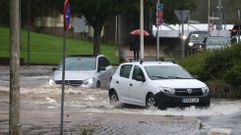 Santiago vuelve a coger el paraguas y el chubasquero, en una jornada con�tr�fico muy intenso y bolsas de agua en las carreteras