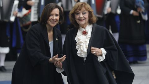 La poeta y ensayista, Ana Blandiana (d), premio Princesa de Asturias de las Letras 2024, a su llegada al Teatro Campoamor para asistir a la ceremonia de entrega de los 'Premios Princesa de Asturias 2024', a 25 de octubre de 2024, en Oviedo