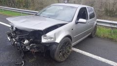Estado en el que qued� el coche accidentado tras chocar contra el quitamiedos