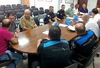 <span lang= es-es >Todos a una</span>. Al encuentro de ayer en Porto do Son acudieron representantes de la Guardia Civil, Polic�a Auton�mica, polic�as locales de O Son y Carnota, Gardacostas de Galicia, guardapescas y patrones mayores de Noia, Muros, Carnota, Porto do Son y O Pindo, adem�s del presidente de la federaci�n gallega de p�sitos.