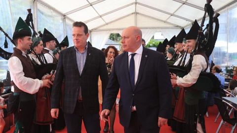 A la derecha, Francisco Javier Vinjoy, alcalde de Castropol