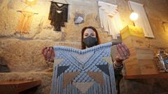 Sof�a Lantto, ayer, mostrando algunas de las piezas que expone en la actualidad en el Tabula Rasa