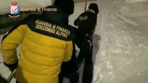 Los equipos de rescate trabajan en condiciones muy complicadas. 