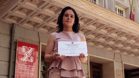 Tania Vázquez despois de recoller o premio que lle foi entregado onte en Madrid