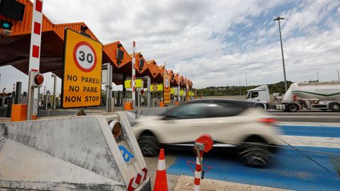 Paso libre en las cabinas de peaje. El peaje de Martorell, en la AP7, con los vehculos circulando libremente desde ayer por donde antes estaban las cabinas de cobro